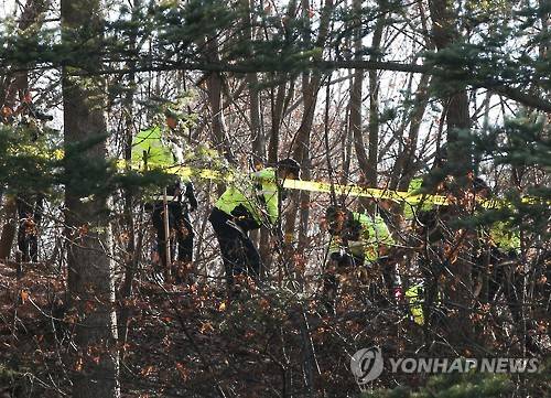 계속되는 수색 (경기광주=연합뉴스) 홍기원 기자 = 사라진 큰딸을 찾지 않고 작은딸을 학교에 보내지 않아 아동 유기 및 교육적 방임으로 구속 수사를 받는 어머니 박모 씨가 큰딸을 살해 후 암매장했다고 자백한 15일 오후 경기도 광주시의 한 야산에서 경찰들이 시신 수색을 하고 있다. 2016.2.15 xanadu@yna.co.kr