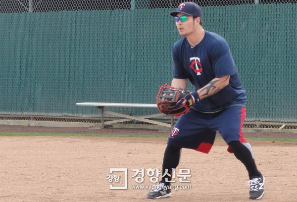 훈련 또 훈련 박병호가 16일 미국 플로리다주 포트마이어스의 미네소타 훈련장에서 수비 훈련을 하고 있다. 안승호 기자