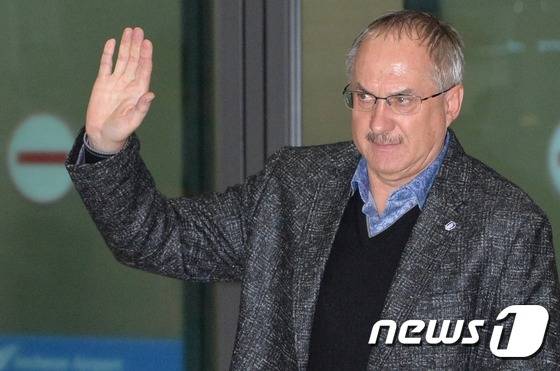 울리 슈틸리케 한국 축구대표팀 감독이 한 달 반가량의 휴가를 끝내고 17일 오후 인천국제공항을 통해 복귀하고 있다. 슈틸리케 감독은 9월 열리는 월드컵 아시아 최종 예선에 초점을 맞추고 모든 역량을 집중할 계획이다. 2016.2.17/뉴스1 © News1 송원영 기자
