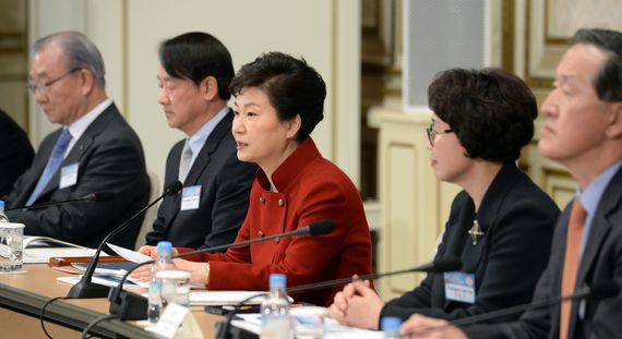 박근혜 대통령이 17일 오후 청와대 영빈관에서 열린 제9차 무역투자진흥회의에서 모두발언을 하고 있다. [청와대사진기자단]