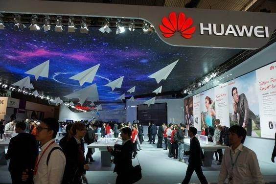 모바일월드콩그레스(MWC)내 화웨이 전시장 모습. 전시장 천장에는 반대편 삼성전자 전시장을 향해 있는 끝이 뾰족한 종이 비행기 모형이 설치됐다. /박성우 기자