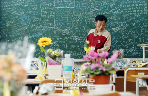 경기도 안산 단원고등학교를 방문한 진도 조도면 한 주민이 꽃을 들고 2학년 교실을 둘러보고 있다. | 서성일 기자