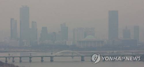미세먼지로 서울 하늘공원에서 바라본 서울 여의도가 뿌옇다. (연합뉴스 자료사진)