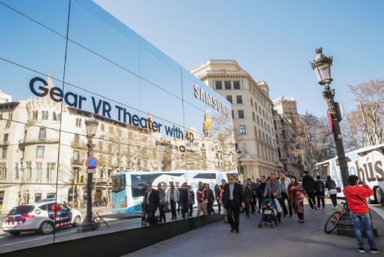 스페인 바르셀로나 중심부에 있는 카탈루냐 광장에 설치된 삼성 제품 체험존. (사진=씨넷)