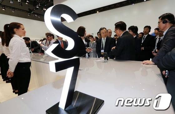 지난 22일(현지시간) 스페인 바르셀로나에서 열린 세계 최대 이동통신박람회 ‘모바일월드콩그레스(MWC) 2016’에서 황창규 KT 회장이 삼성전자의 전략 스마트폰 갤럭시S7ㆍS7엣지 등을 살펴보고 있다. /뉴스1 © News1 사진공동취재단