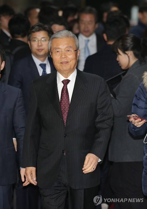 더불어민주당 김종인 비상대책위 대표가 23일 새벽 새누리당 지도부와 벌인 여야 4+4 회담을 마치고 협상장인 국회 귀빈식당을 떠나고 있다. 전날 저녁부터 시작된 이번 협상에서 여야는 테러방지법과 선거구획정은 합의를 보지 못한 것으로 알려졌다.
