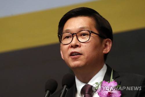 인사말 하는 강일우 창비 대표이사 (서울=연합뉴스) 김수진 기자 = 강일우 창비 대표이사가 24일 오후 서울 중구 한국프레스센터에서 열린 계간 '창작과 비평(창비)' 창간 50주년 축하 모임에서 인사말을 하고 있다. ksujin@yna.co.kr