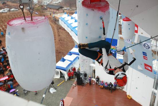 제97회 전국동계체육대회 아이스클라이밍 여자일반부 난이도, 속도 종목에서 각각 금메달, 은메달을 차지한 '빙벽 여제' 송한나래의 모습. 사진ⓒ미디언스 제공