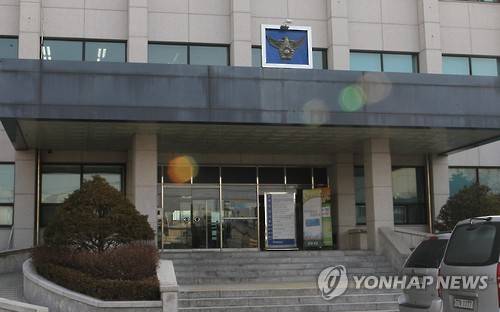 C형간염 집단 감염사태 수사중인 원주경찰서 (원주=연합뉴스) 류일형 기자 = 원주 옛 한양정형외과를 방문한 환자 가운데 C형간염 감염자가 217명으로 늘어난 가운데 C형간염 집단 감염사태를 수사중인 원주경찰서가 감염의 유력한 경로로 보이는 자가혈 주사시술(PRP) 의료장비를 압수한 것으로 확인됐다. 사진은 이 사건을 수사중인 원주경찰서 전경.