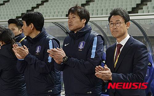 【오사카(일본)=뉴시스】최진석 기자 = 29일(현지시각) 오후 일본 오사카 얀마 스타디움에서 열린 2016리우올림픽 여자 축구 아시아지역 최종예선 대한민국과 북한의 경기, 윤덕여 감독이 박수를 치고 있다. 2016.02.29. myjs@newsis.com