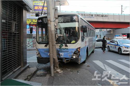 시내버스가 1차 사고 뒤 신호등을 들이 받고 멈춰섰다. (사진=부산경찰청)