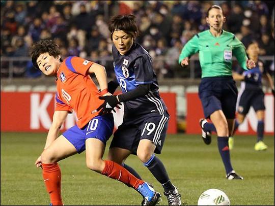 한일전에 나선 뉴질랜드 주심은 경기 막판 수차례 패스의 흐름을 차단하는 움직임과 석연치 않은 판정으로 아쉬움을 남겼다. ⓒ 연합뉴스