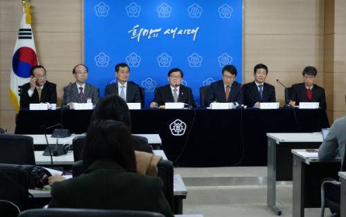 보건복지부는 원격의료의 확대운용에 대한 우려를 두고 “검토한 바 없다”고 일축했습니다.