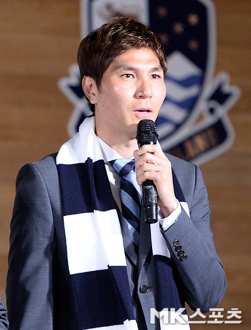 김동진이 서울 이랜드 출정식 ‘퍼스트 터치 2016’에서 발언하고 있다. 사진(이랜드월드 가산가옥 문화홀)=천정환 기자