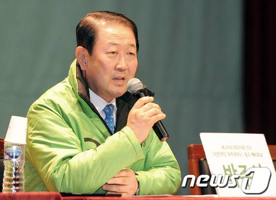 박주선 국민의당 최고위원이 6일 오후 광주 서구 치평동 김대중컨벤션센터에서 열린 '제20대 국회의원선거 국민의당 공개면접'에서 인사말을 하고 있다. 2016.3.6/뉴스1 © News1 황희규 기자