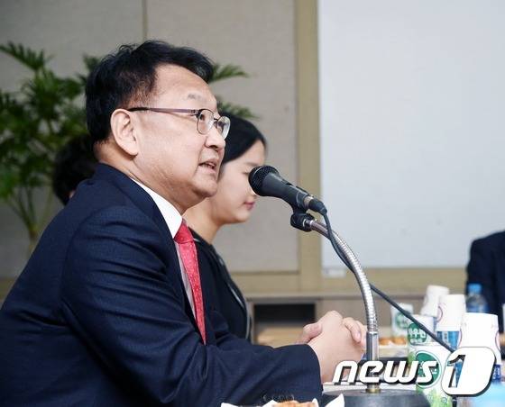 유일호 부총리 겸 기획재정부 장관이 7일 오후 대전지역 대학창조일자리센터를 방문해 사회맞춤형학과 재학생, 고용디딤돌 학생, 취업.창업 준비생 등 기업, 창조일자리센터 관계자들과 간담회를 갖고 인사말을 하고 있다. (기획재정부 제공) 2016.3.7/뉴스1 © News1 조현아 인턴기자