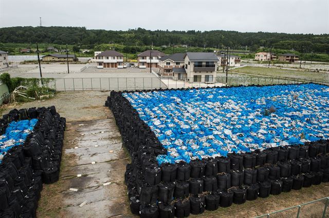 후쿠시마 강제피난구역에 속하는 도미오카 마을 한 학교의 뒷마당. 제염토를 담은 검은 자루들이 가득 쌓여있다.  피에르 엠마뉴엘 델레트헤 프리랜서 기자 pe deletree@gmail.com