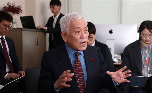 김한길 국민의당 상임선대위원장이 8일 오후 국회 의원회관에서 기자간담회를 열고 야권 통합에 대한 입장을 밝히고 있다. 고영권기자 youngkoh@hankookibo.com