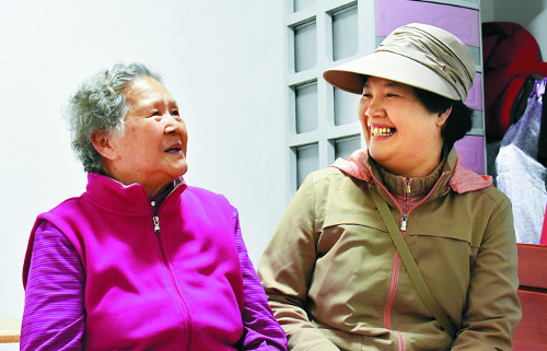 ‘군자동 야쿠르트 아줌마’ 한기옥씨(오른쪽)와 이명순 할머니가 마주 보며 환하게 웃고 있다. 한국야쿠르트 제공