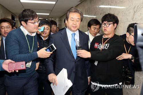 김무성 대표, '사과는?' (서울=연합뉴스) 배재만 기자 = 새누리당 김무성 대표가 10일 오전 국회에서 열린 최고위원회의장을 나서고 있다. 이날 공개된 최고위원회의에서 원유철 원내대표가 윤상현 의원이 최고위원회의에 나와 사과해야 한다고 밝힌 뒤 윤 의원이 최고위원회의장에 나왔으나 이보다 한발 앞서 김무성 대표는 회의장을 나가 만남은 성사되지 못했다.