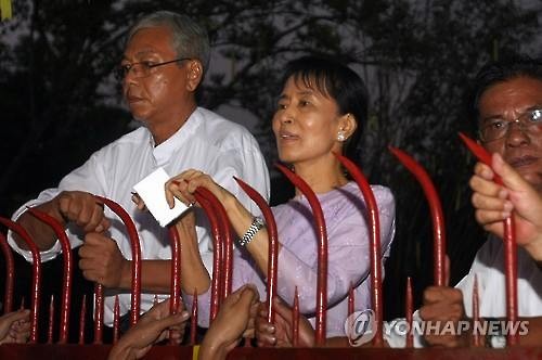 수치(가운데) 여사와 틴 쩌(왼쪽)/AFP