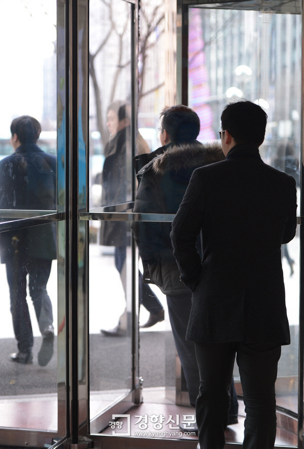 직장인들이 서울의 한 빌딩 회전문 출입구를 나서고 있다. /이상훈 선임기자