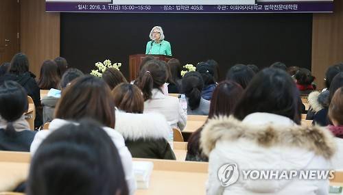 강연하는 비벌리 맥라클린 캐나다 대법원장 (서울=연합뉴스) 류효림 기자 = 캐나다 대법원장 비벌리 맥라클린(Beverley mclachlin)이 11일 오후 서울 서대문구 이화여대 법학관에서 특별강연을 펼치고 있다. ryousanta@yna.co.kr