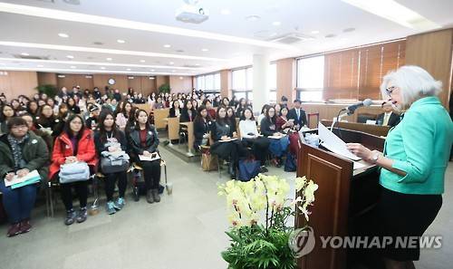 이화여대 강단에 선 비벌리 맥라클린 캐나다 대법원장 (서울=연합뉴스) 류효림 기자 = 캐나다 대법원장 비벌리 맥라클린(Beverley mclachlin)이 11일 오후 서울 서대문구 이화여대 법학관에서 특별강연을 펼치고 있다. ryousanta@yna.co.kr