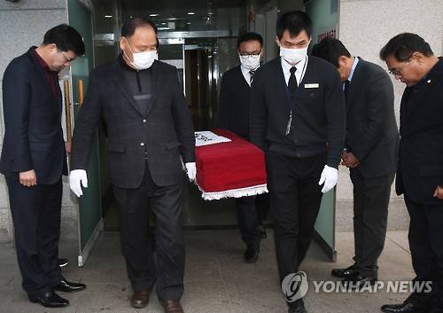 계모에게 학대받다 숨진 신원영군 발인 (평택=연합뉴스) 홍기원 기자 = 13일 오전 경기도 평택시 평택장례문화원에서 엄수된 계모에게 학대받다 숨진 신원영군 발인에서 장례식장 관계자들이 운구를 하고 있다. 2016.3.13 xanadu@yna.co.kr