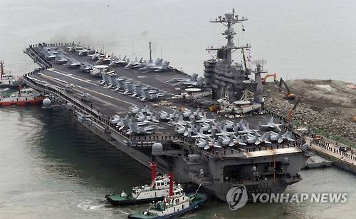 부산 온 핵항모 존 C. 스테니스호 (부산=연합뉴스) 조정호 기자 = 미국의 전략무기인 핵추진 항공모함 존 C. 스테니스호가 13일 오전 해군 부산작전기지에 입항하고 있다. 키리졸브 한미연합훈련에 참가하는 존 C. 스테니스호(배수량 10만3천t)는 호넷(F/A-18) 전투기, 프라울러(EA-6B) 전자전기, 호크아이(E-2C) 조기경보기 등 항공기 80여대를 탑재해 '떠다니는 군사기지'다. 2016.3.13 ccho@yna.co.kr