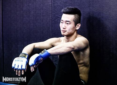 타가오는 탑FC 10 대회에서 페더급 챔피언 최영광에게 도전하는 이민구 선수