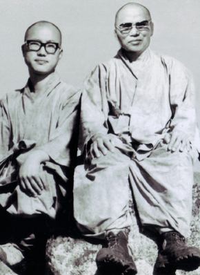 젊은 원택 스님이 해인사 근처 남산의 매화봉에서 성철 스님과 사진을 찍었다.  백련불교문화재단 제공