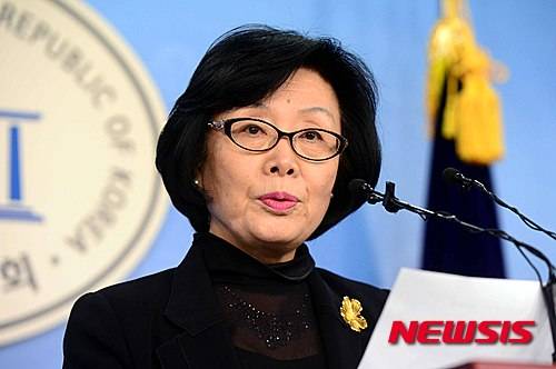 【서울=뉴시스】전신 기자 = 더불어민주당 신명 중앙당 선거관리위원장이 14일 서울 여의도 국회 정론관에서 1차 경선 결과 발표를 하고 있다. 2016.03.15. photo1006@newsis.com