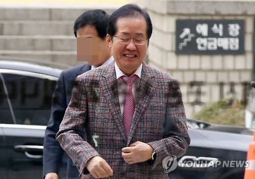 '성완종 리스트' 홍준표 (서울=연합뉴스) 전수영 기자 = 고(故) 성완종 경남기업 회장으로부터 불법 정치자금 1억원을 받은 혐의로 기소된 홍준표 경남지사가 18일 오전 속행공판 출석을 위해 서울중앙지법 법정으로 향하고 있다.