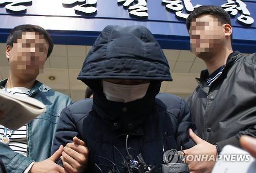 의붓딸 암매장 계부 '미안합니다' (청주=연합뉴스) 김형우 기자 = 4살배기 딸을 숨지게 한 혐의(사체유기)로 긴급체포된 안모(38)씨가 지난 20일 오전 청주 청원경찰서에서 영장실질심사를 받기전 취재진의 질문에 답하고 있다. vodcast@yna.co.kr
