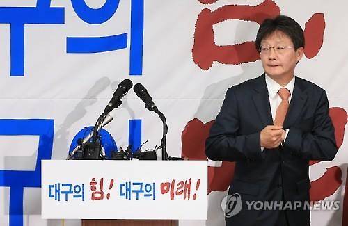 새누리당을 뒤로 하고 (대구=연합뉴스) 홍해인 기자 = 새누리당 유승민 의원이 23일 오후 대구 동구 화랑로 자신의 의원 사무실에서 기자회견을 마친 뒤 떠나며 돌아보고 있다. 2016.3.24
