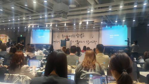 31일 이디야커피 신사옥에서 열린 기자간담회에서 문창기 대표가 질문에 답하고 있다.