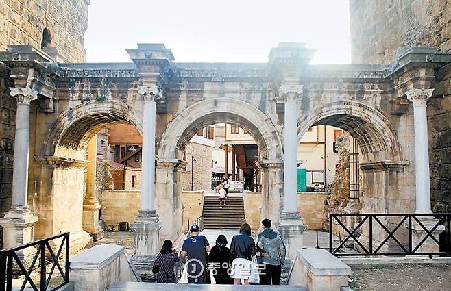 로마 황제 하드리안이 통과했다는 아치 형태의 문. 2세기 건축물이다.