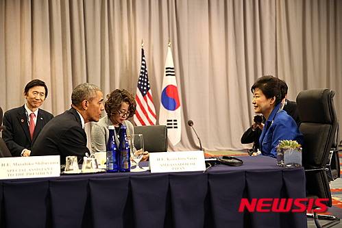 【워싱턴(미국)=뉴시스】박주성 기자 = 핵안보 정상회의를 하루 앞둔 31일(현지시간) 오전 박근혜 대통령이 워싱턴 컨벤션 센터에서 버락 오바마 미국 대통령과 한·미 정상회담을 하고 있다. 2016.04.01. park7691@newsis.com
