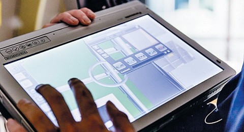 가상현실·증강현실 기술로 제조업의 효율성을 높이는 사례가 늘고 있다. 태블릿 PC로 항공기 조립 상태를 점검하는 에어버스의 증강현실 시스템.  /에어버스 제공