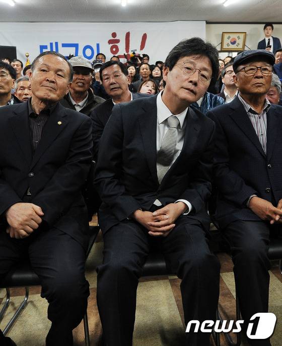 유승민 무소속(동구을)후보가 13일 오후 대구 동구 유 후보 지역구 사무실에서 지지자들과 함께 TV를 통해 출구조사를 지켜 보고 있다.2016.4.13/뉴스1 © News1 이종현 기자