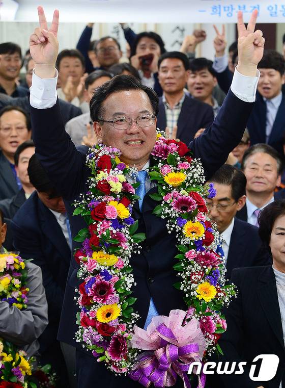 김부겸 더불어민주당 대구 수성구갑 후보가 13일 대구시 수성구 선거사무소에서 당선이 확실해지자 지지자들과 환호하고 있다. 2016.4.13/뉴스1 © News1 박세연 기자