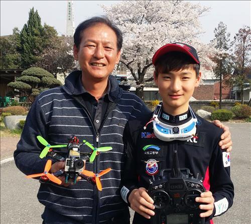 김민찬(12)군(오른쪽)과 김군의 아버지 김재춘(51)씨.