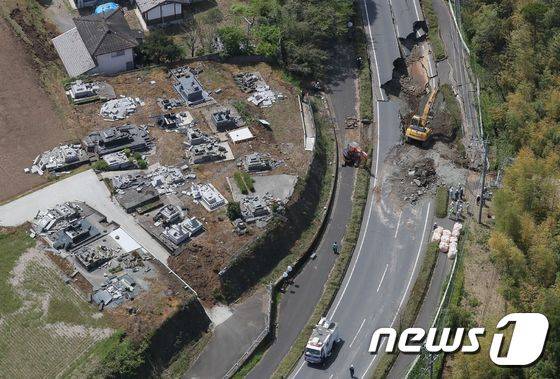 14일 오후 발생한 '구마모토 지진'으로 끊긴 일본 구마모토현 마시키정의 도로. © AFP=뉴스1