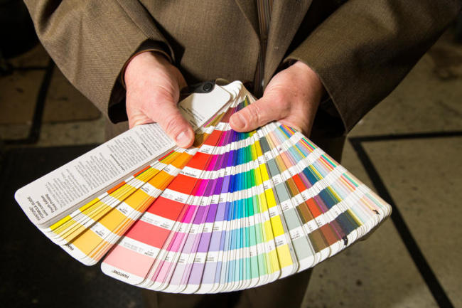 팬톤이 개발한 컬러 식별 및 매칭, 컬러커뮤니케이션(색과 관련한 의사소통)을 위한 &lsquo;팬톤 컬러매칭 시스템 (PMS:Pantone Matching System&reg;)&rsquo;과 &lsquo;팬톤 색 일람표(PANTONE Color Specifier)&rsquo; 등이 컬러의 만국 공용어가 됐다.