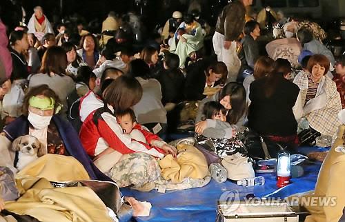 (마시키<日구마모토현> 교도/AP=연합뉴스) 14일 지진 발생 후 주민들이 구마모토현 마시키의 관공서로 대피한 모습.
