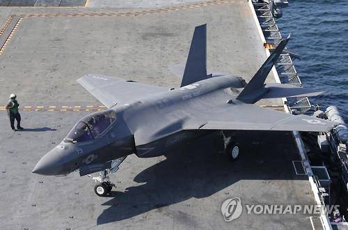비행실험을 위해 항공모함에서 이동중인 미 해군의 F-35C 전투기 (AP=연합뉴스 자료사진)