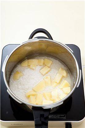 3. 냄비에 쌀과 감자를 넣고 물을 넣어 밥을 짓는다.