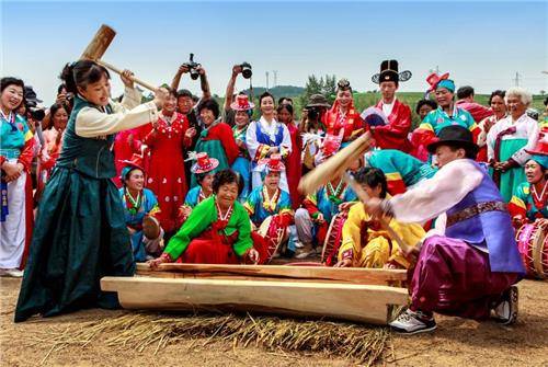 연변조선족자치주 최대 봄철축제인 허룽 진달래 문화관광축제가 오는 24일 개막해 30일까지 열린다. 조선족 동포들이 떡메치기를 시연하는 모습. (중국 바이두 캡처)