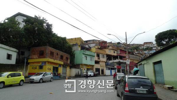 벨루오리존치 산타루지아에 있는 ABC마켓 앞에서 바라본 빈민가. 벨루오리존치(브라질)| 정희완 기자 roses@kyunghyang.com